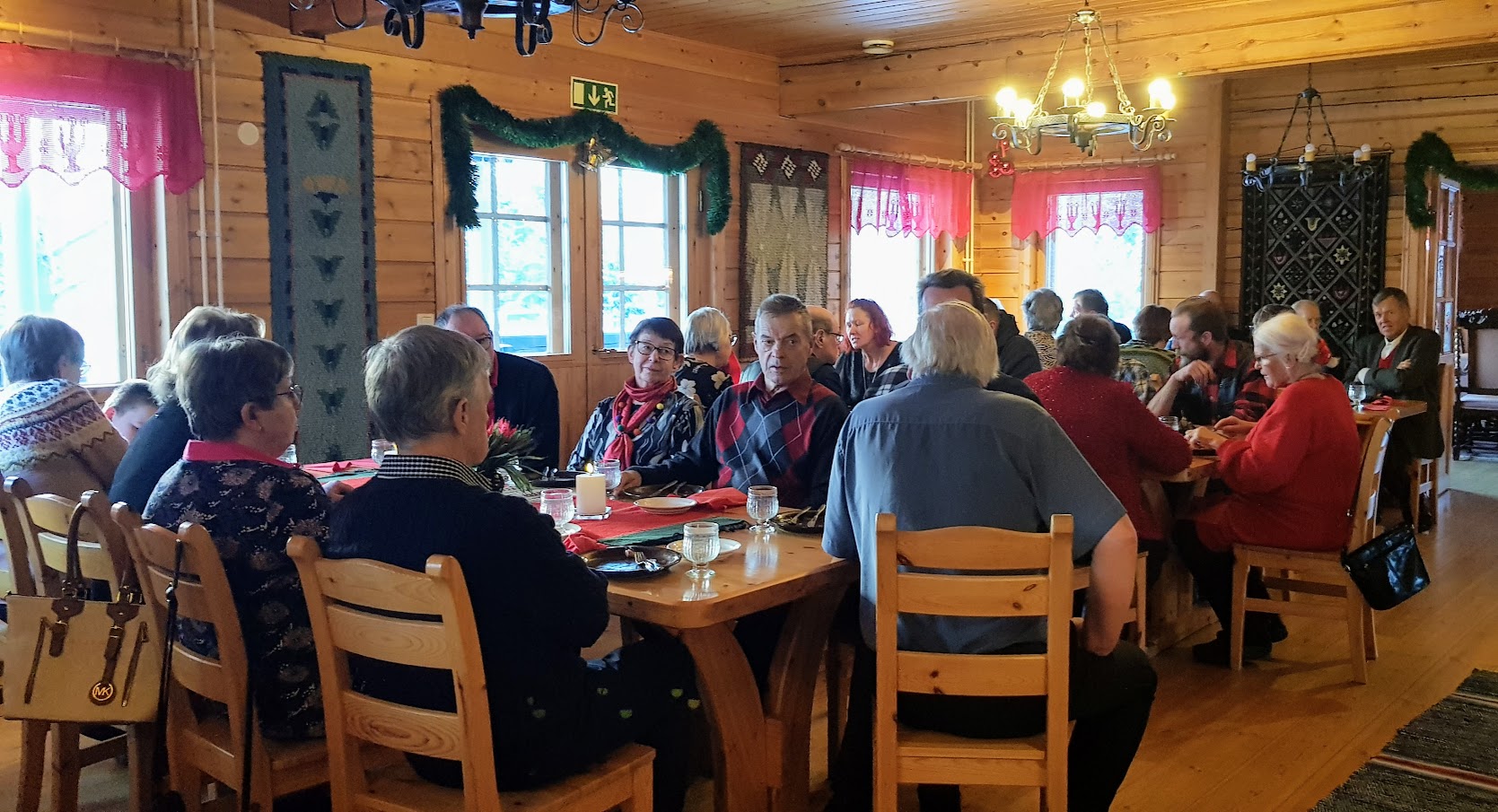 Pöydässä tarjolla lohta, savustettuna ja graavia, silliä ja silakkaa.
