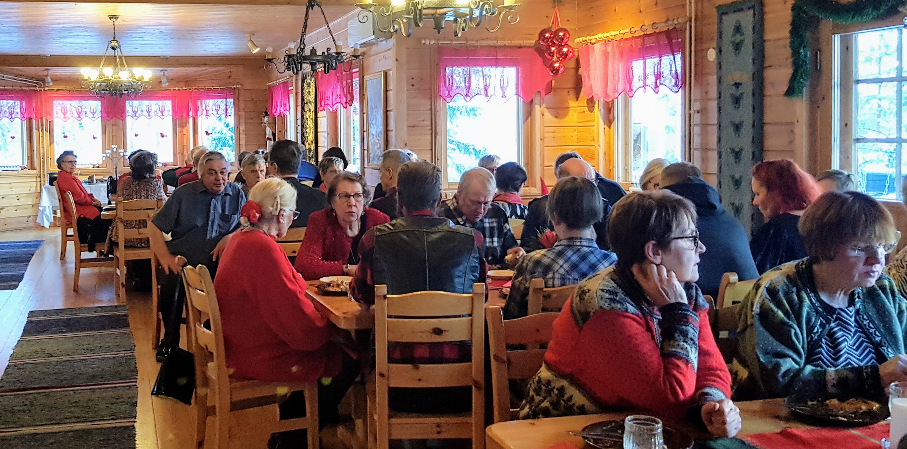 Hukianhovissa seuranväki. Tarjolla makoisaa jouluruokaa!