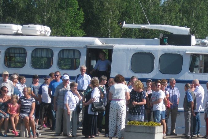 Kaksi bussillista juhlijoita mahtui laivaan