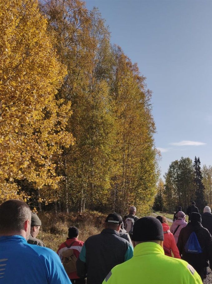 Kuljimme pitkässä letkassa.