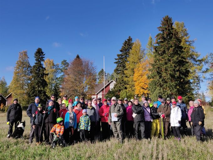Vakkalan koulun kohdalla laskettiin, montako entistä oppilasta on mukana, toistakymmentä!
