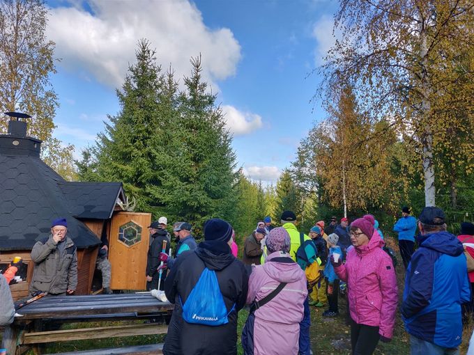 Lopuksi syötiin makkaraa Tuomolan kodalla.