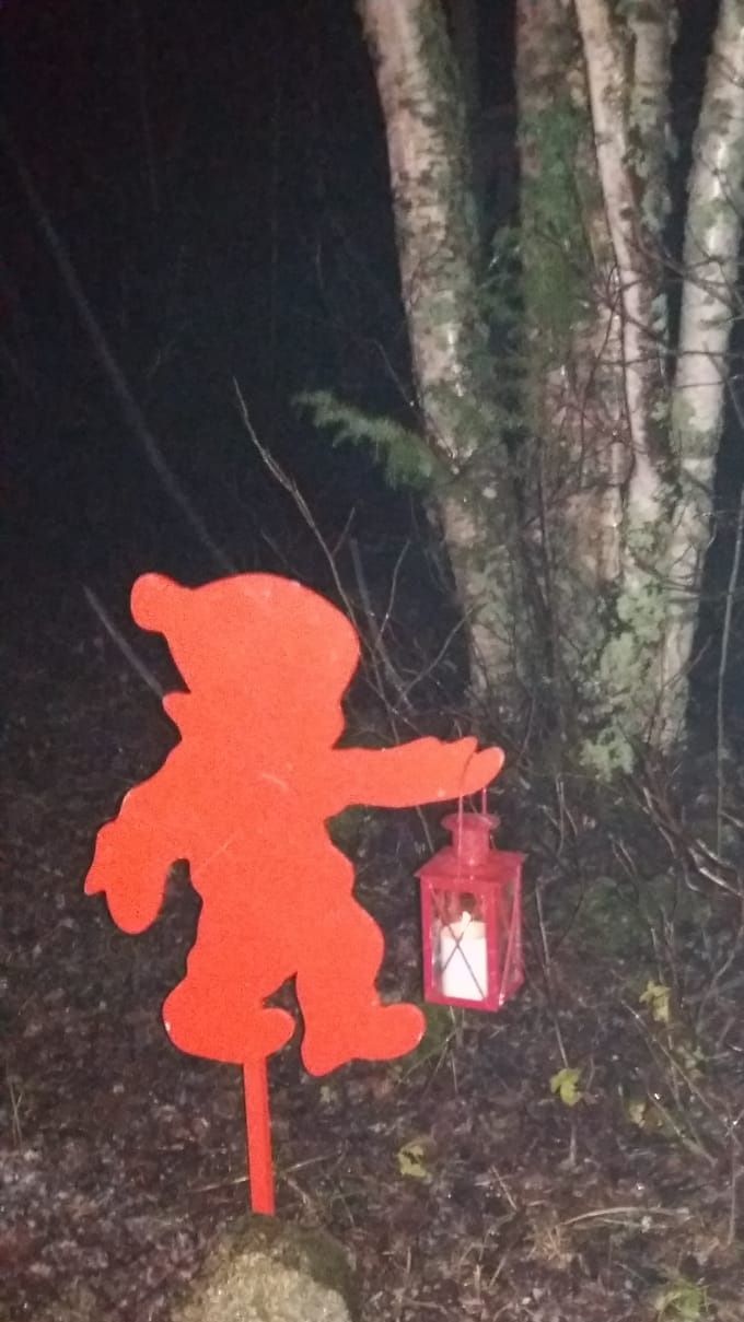 Tonttu ohjasi pimeässä paikalle.