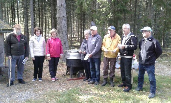 Puuronkeittäjiä tai poissaolevien edustajia ryhmäkuvassa.