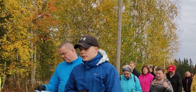 Turvavälejä noudattaen letka venyi pitkäksi.