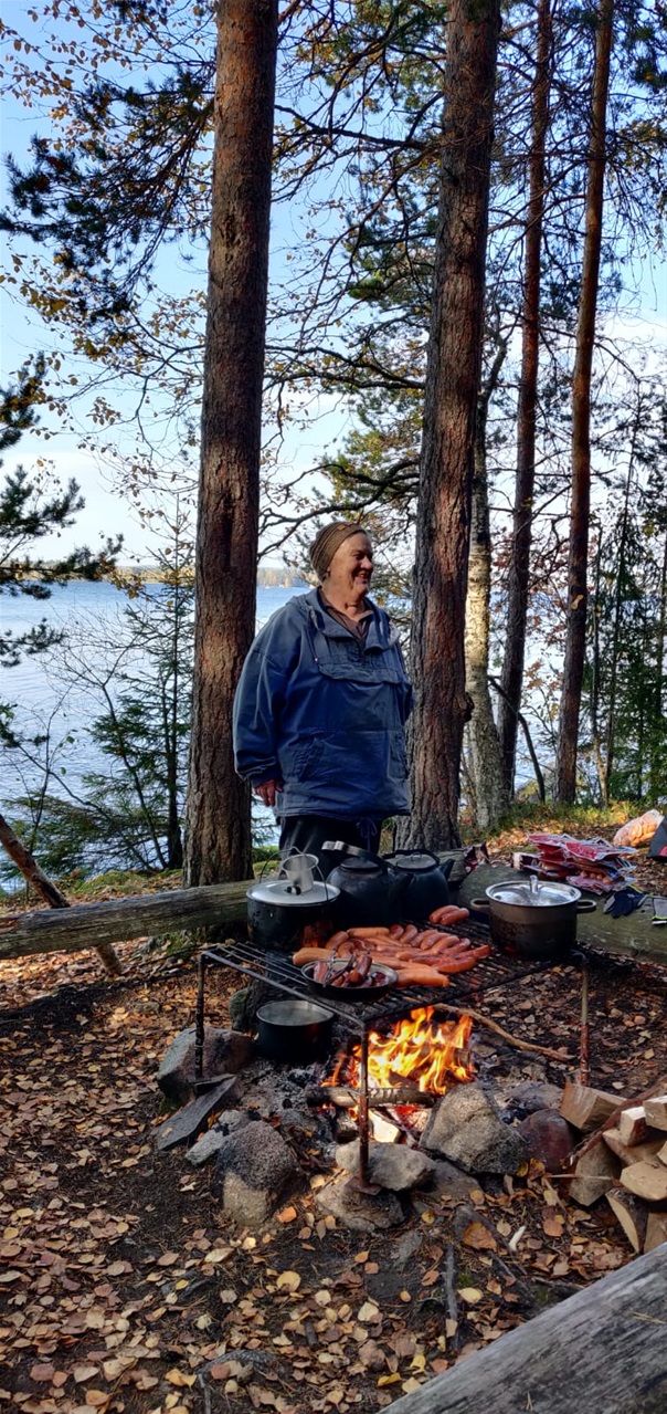 Lopuksi syötiin makkaraa ja vehnäsiä ja juotiin kahvia ja mehua.
