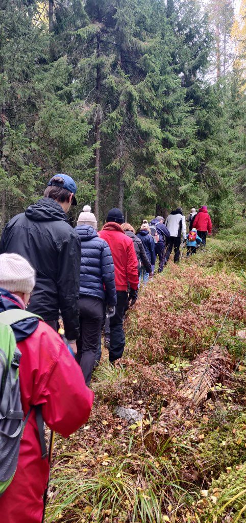 Yli 50 vaeltajan jono venyi välillä pitkäksi.